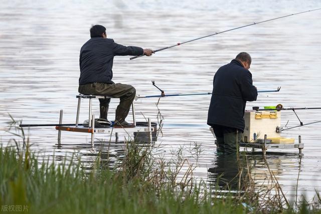 冬钓鲫“人找鱼”,打窝最关键!用这几招实用方法,快速连竿上鱼