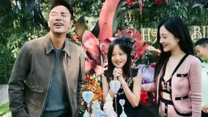 李小璐和贾乃亮冰释前嫌首次同框，一家三口同框画面温馨养眼