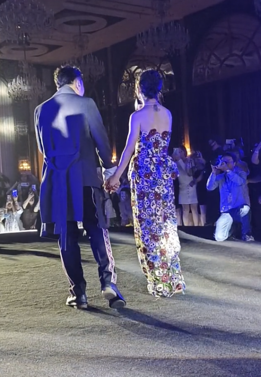 张信哲|张信哲商演引热议,和富婆牵手唱歌举止亲密,被曝出场费130万