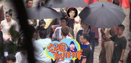 张云龙新剧白发造型被赞现身剧组与沈月翟潇闻同框拍戏