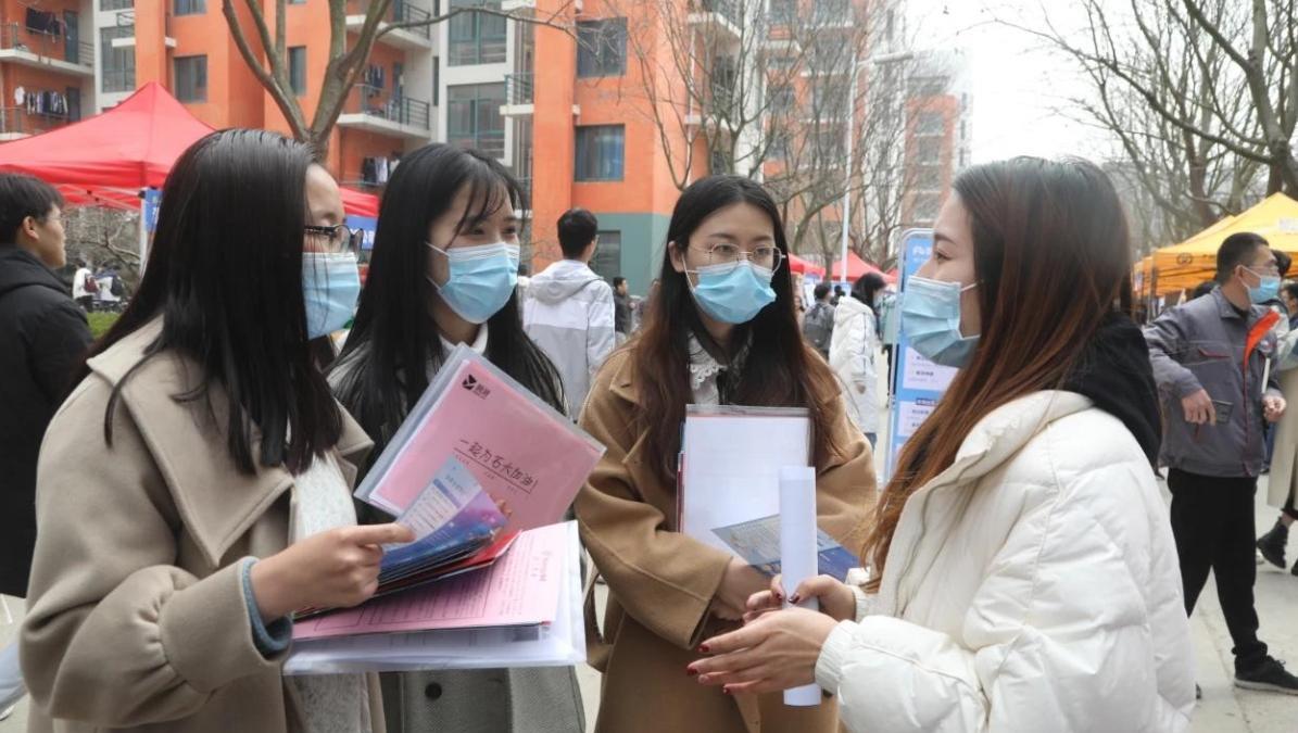 春招|7000多家大企开启春招,国家出手家长放心,学生却因门槛无奈