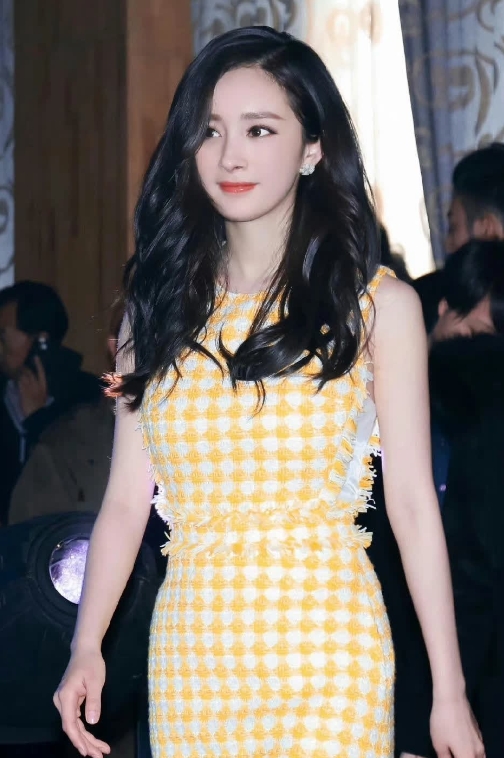 杨幂紧急复工！双腿伤痕惹人关注