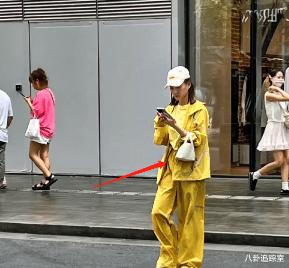 何超莲携母现身深圳，穿大外套难掩小腹微凸，身侧多人跟随似财阀