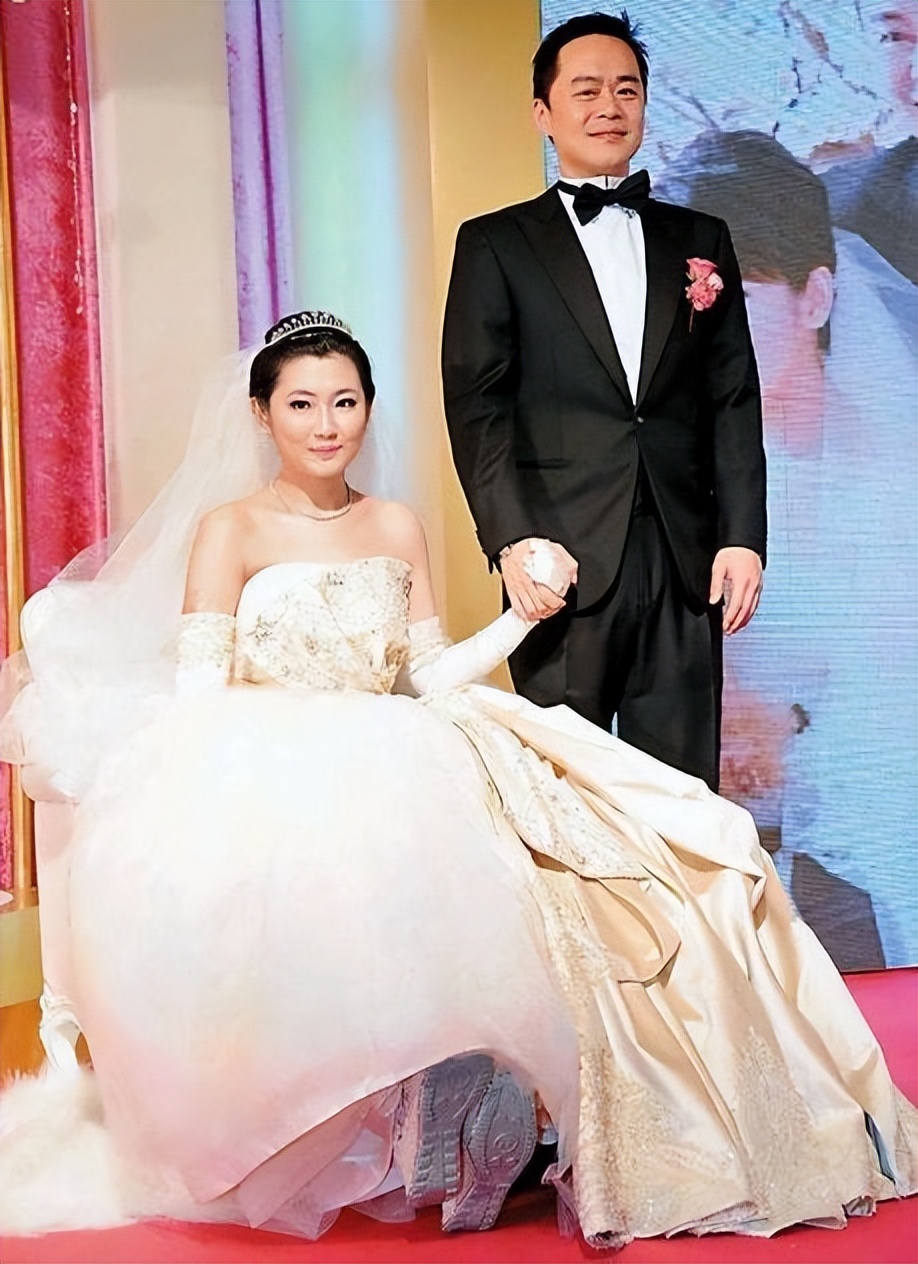 Selina|41岁Selina情人节秀恩爱,首晒与34岁男友合影,两人雪中比心好般配