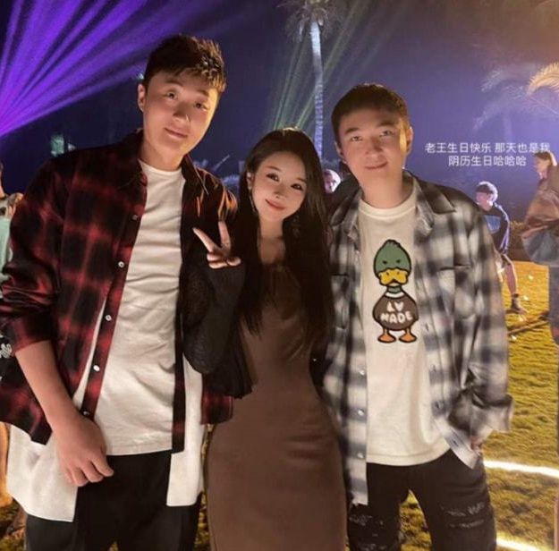 王思聪|王思聪买超参加好友婚礼，满脸惆怅疑不高兴，头发凌乱状态不佳