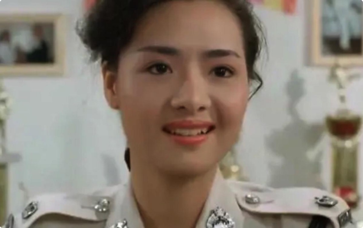 57岁香港女神现身商演,蜂腰美肩,上围丰满,越老越有韵味