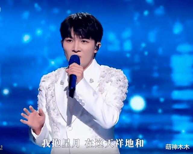 明星湾区晚会造型:肖战港风撑场,关晓彤秀美腿,章子怡仙气飘飘