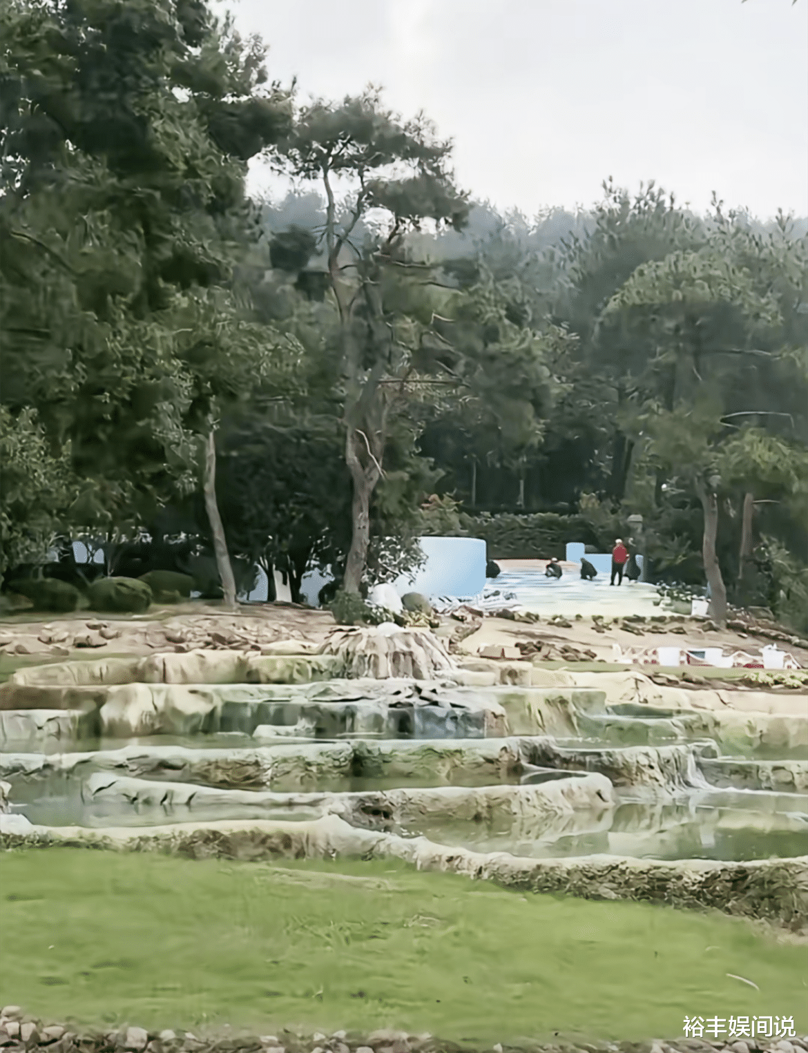 李玟墓地照曝光！蓝色与粉色交相辉映，纪念展时间长达7个月