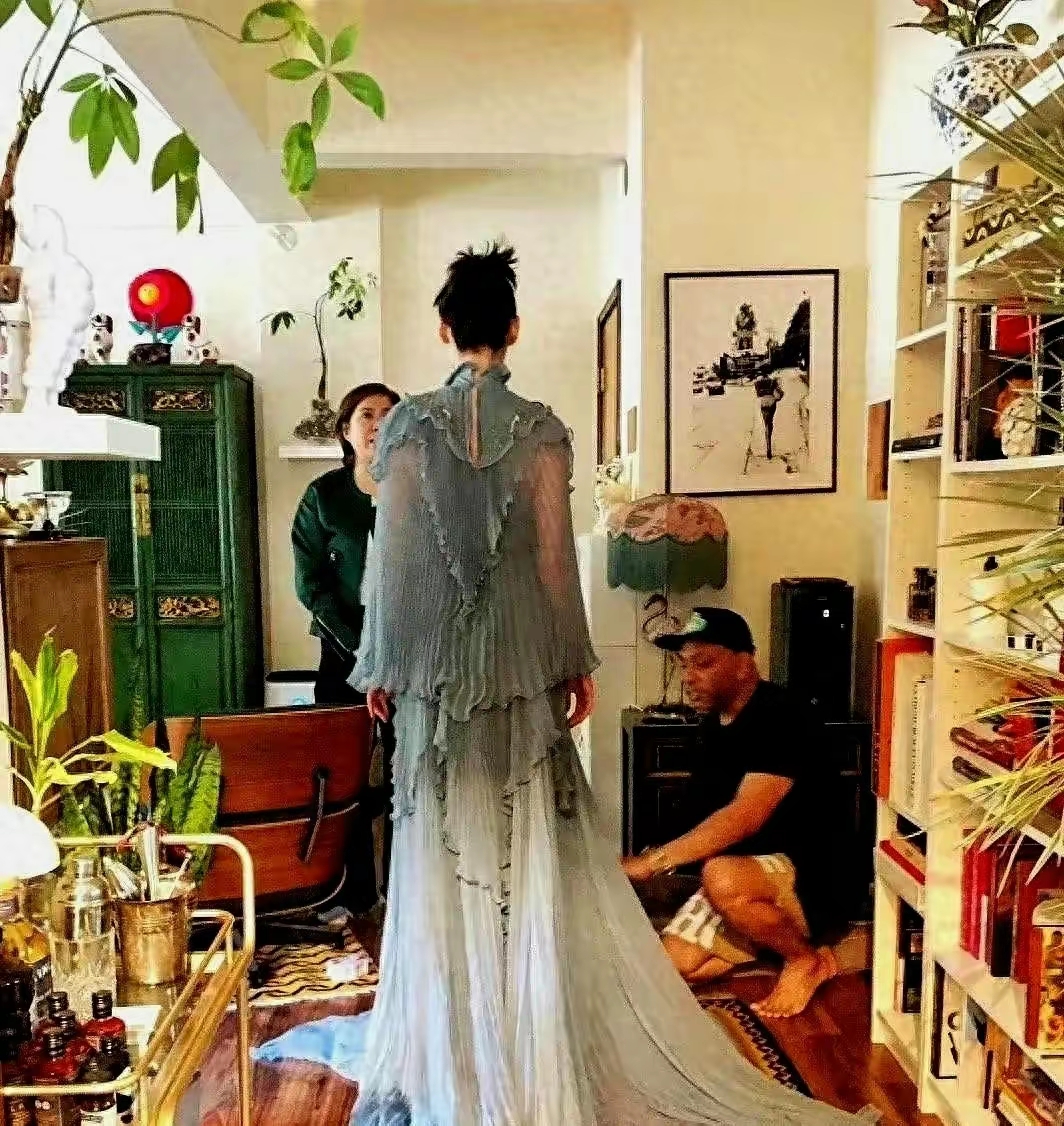 梁洛施又回加拿大14岁大儿子高大帅气，身价过亿不入豪门太幸福