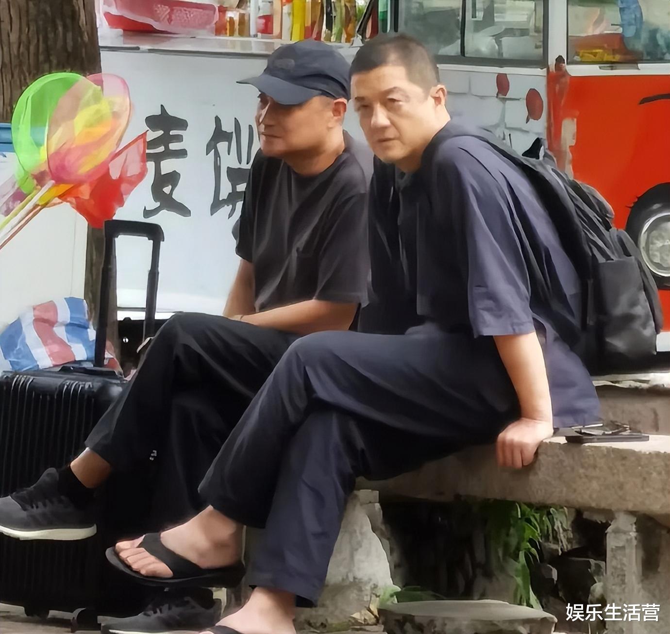 李亚鹏路边被偶遇,穿破底拖鞋紧皱眉头,娇妻被斥停播,太固执!