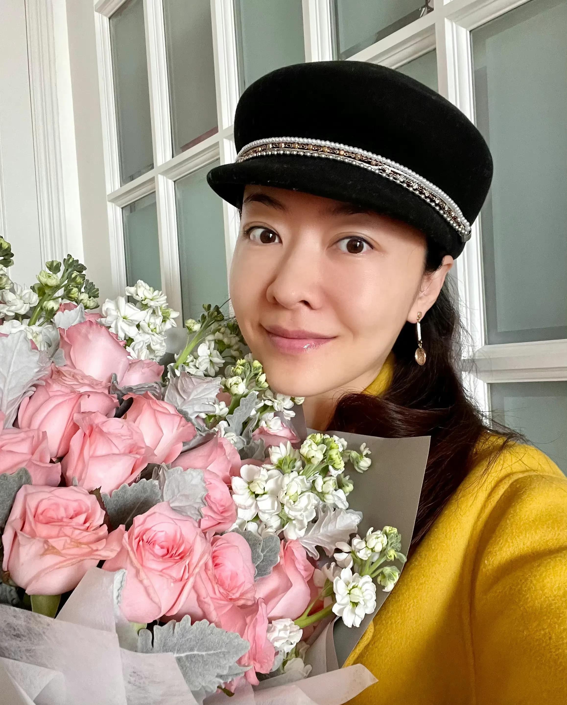 熊黛林|42岁熊黛林情人节秀恩爱,穿衣土气引群嘲,素颜出镜疑似怀2胎