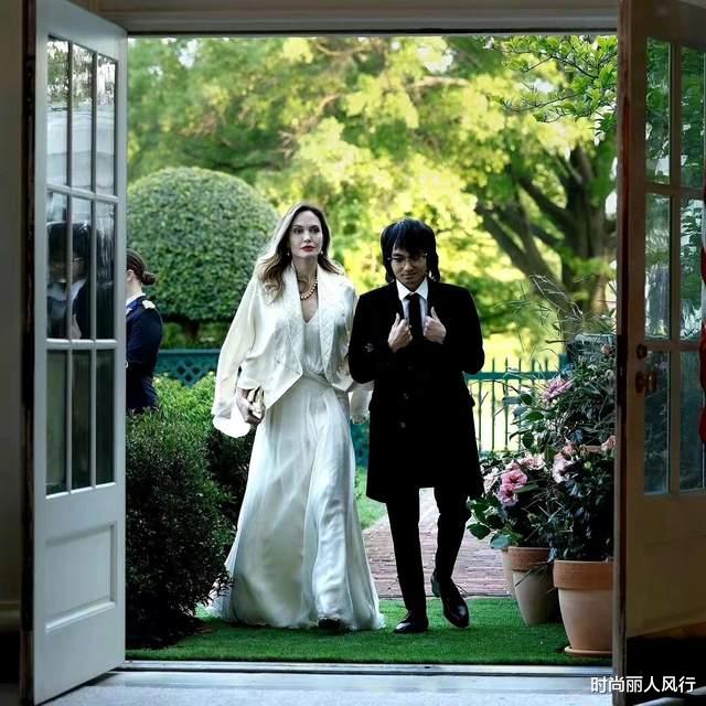 安吉丽娜·朱莉 安吉丽娜朱莉带养子参加国宴!穿深v跟韩国第一夫人热聊,更抢眼