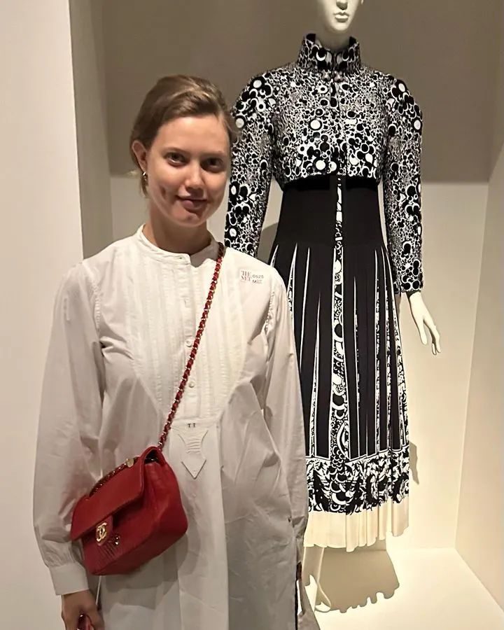 29岁最丑超模生娃，看到老公后网友笑了：这一家的颜值够绝的...