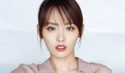 张嘉倪带俩儿子拍杂志封面，间接回击婆婆，买超举动显端倪