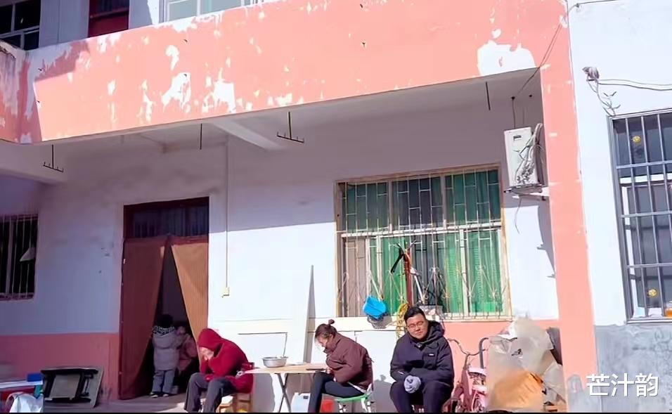 不忘初心?许敏亲儿媳田静晒大棚干活画面,老公郭威与家人晒太阳