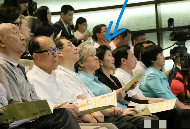 96岁李嘉诚想活过110岁，广州带小女友听养生讲座，想多陪陪她