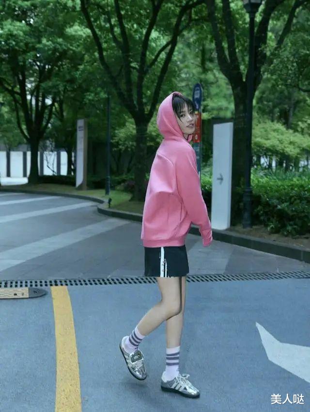 35岁马思纯生图曝光,身形消瘦下巴尖如锥子,美回颜值巅峰