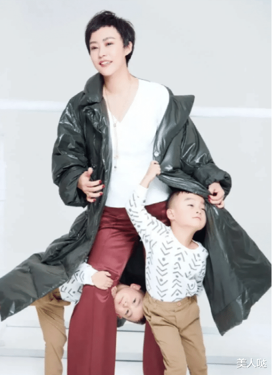 郝蕾携子拍大片，双胞胎儿子长相呆萌太像爸，郝蕾的基因完全没遗传到