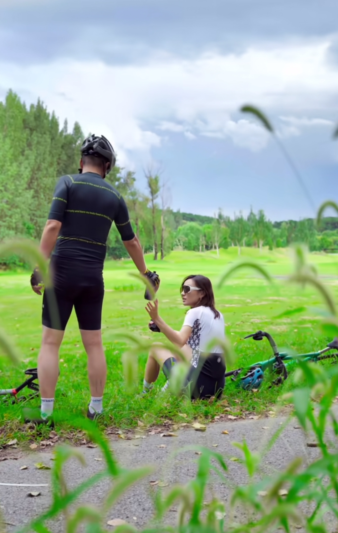 李亚鹏带老婆骑行引热议,不怕天热穿紧身服,摄影师藏在草丛拍照