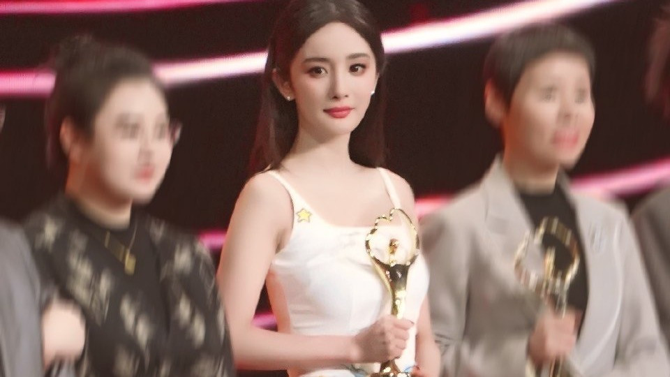 杨幂穿吊带玩性感！人松肉紧、风情万种，“葫芦身材”撩人于无形