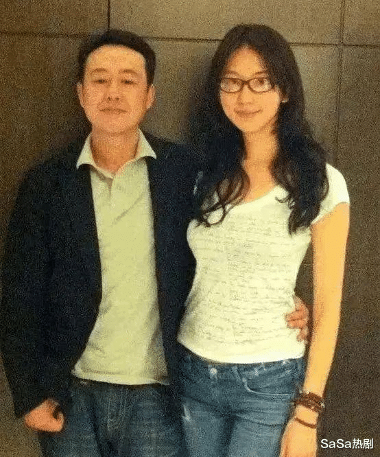 张颂文成剧圈顶流!他妻子温婉大方,非常的有气质,不愧是大嫂!