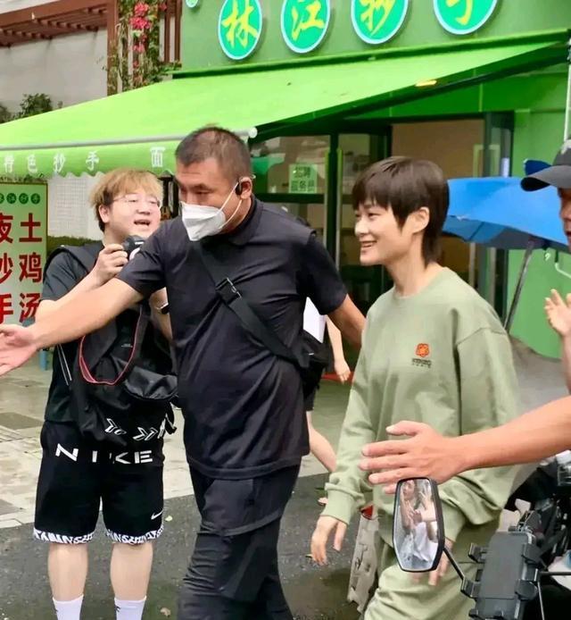 李宇春现身成都街头,皮肤白皙如雪,高高瘦瘦清爽又年轻