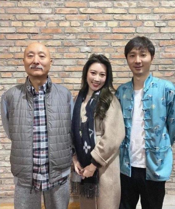 舅舅外公都是影帝，爸爸是国家一级演员，海归学历现在是网红