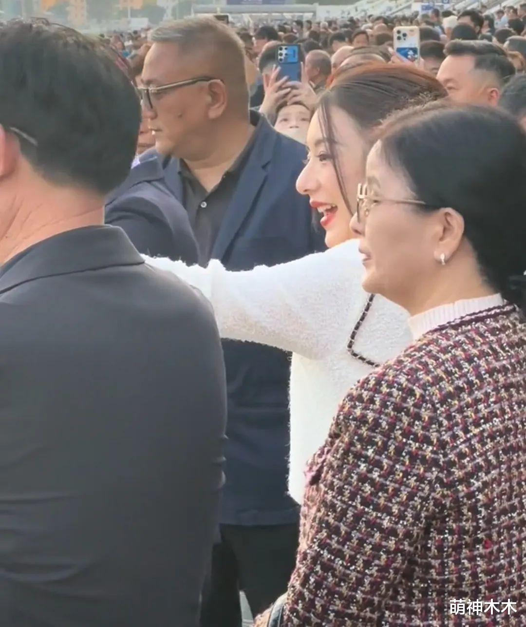 郭富城一家四口现身赛马场，女儿黏爸爸要抱抱，方媛鼻子引热议