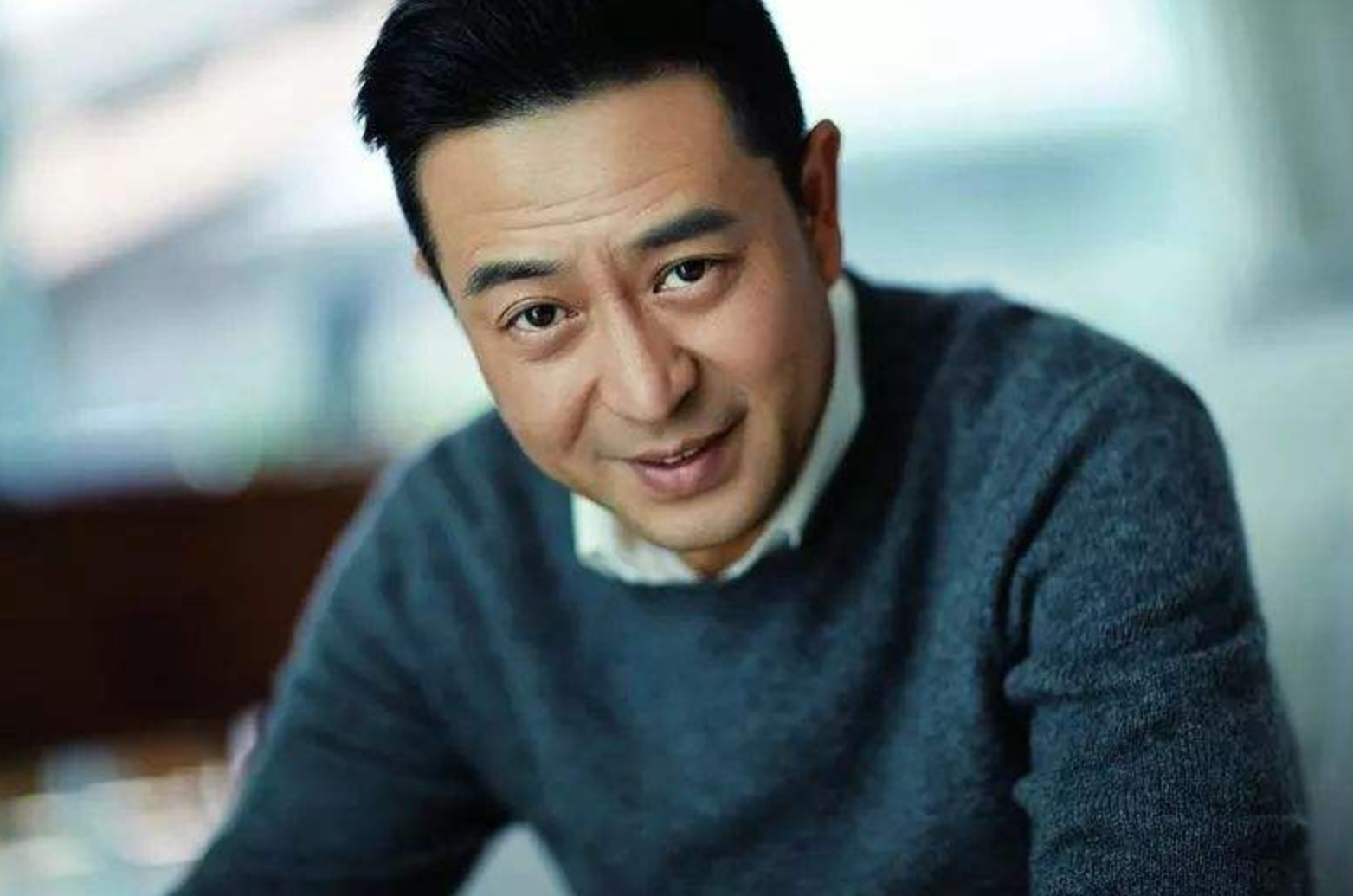 张嘉益|53岁张嘉益病愈现身香港！头发浓密显年轻，曾传出病重衰老险去世