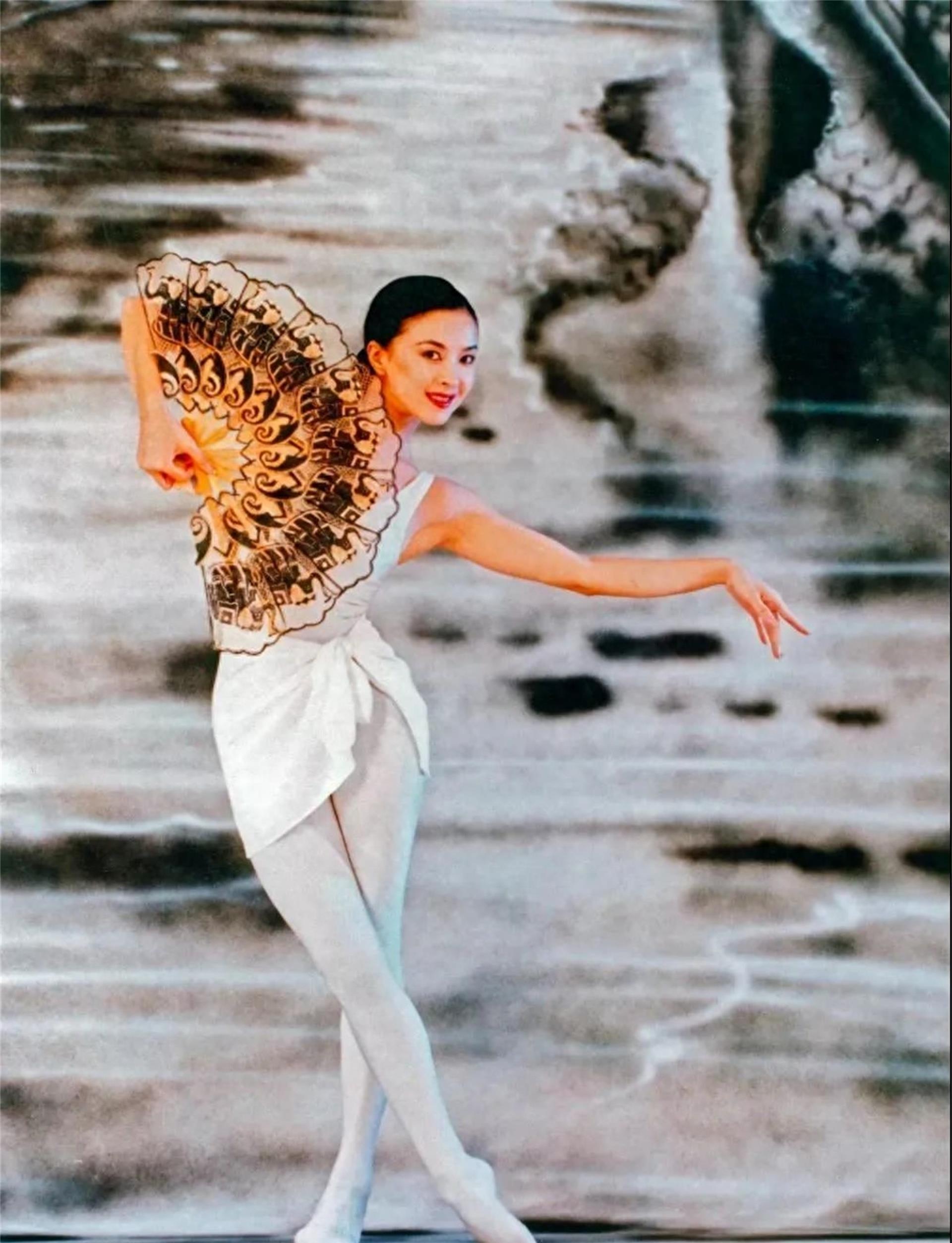 周洁临死前苦求刘晓庆,花27万美元从美包机回国,仅3天后去世!