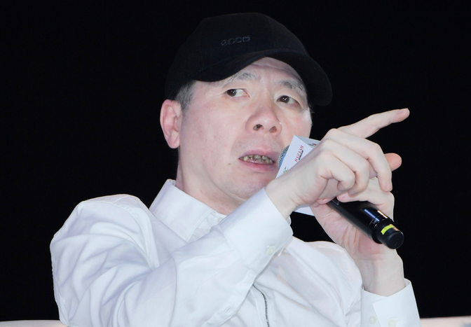 冯小刚|张颂文的私生活频繁被曝,评论区骂声一片,冯小刚的话应验了