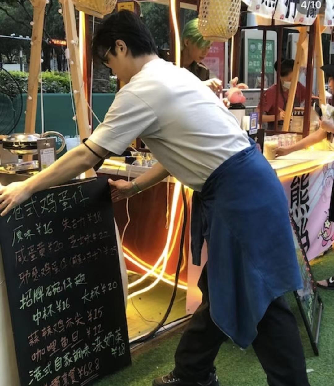 张景淳|秘婚?TVB小生现身内地摆摊卖鱼蛋,左手戴婚戒引关注感情状态