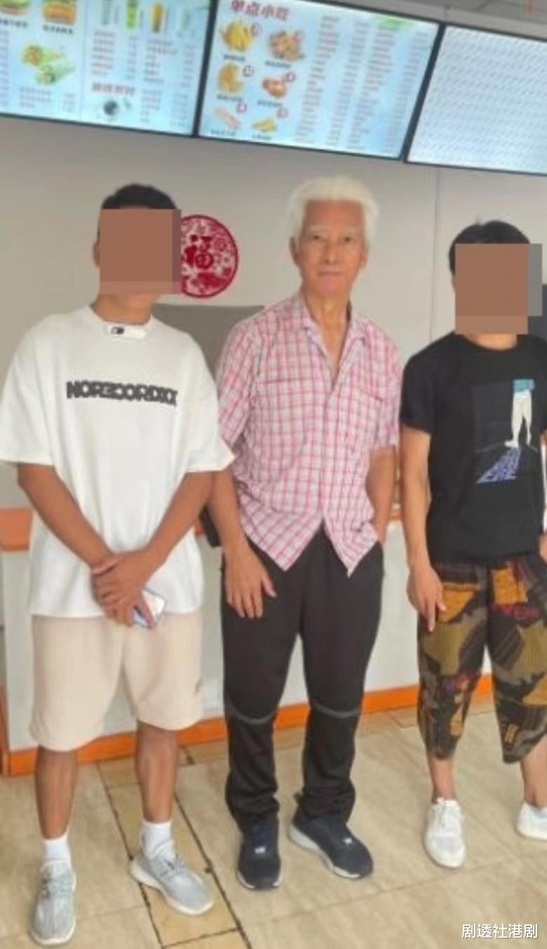 近况曝光!港知名老戏骨机场被偶遇,头发眉毛全白双眼却炯炯有神