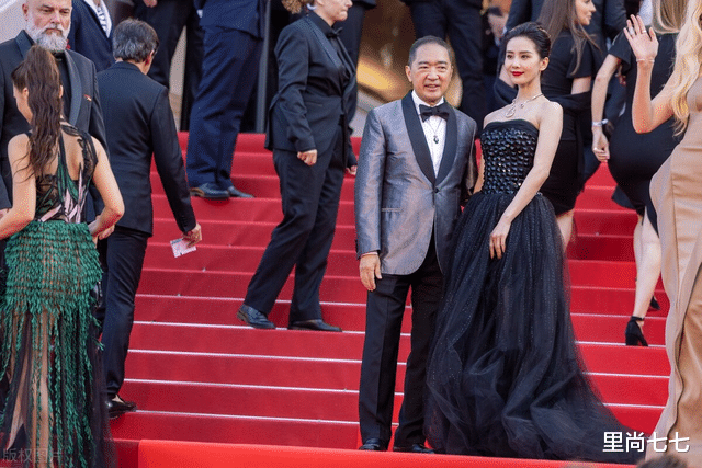 刘诗诗|刘诗诗成内娱唯一!古董高定配未发高珠走戛纳,穿盔甲似女战士