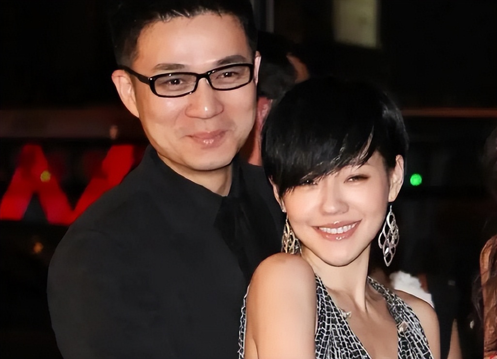 曝许雅钧昏迷住icu后拖家带口现身!小s眼红像哭过,婆婆贴身盯着