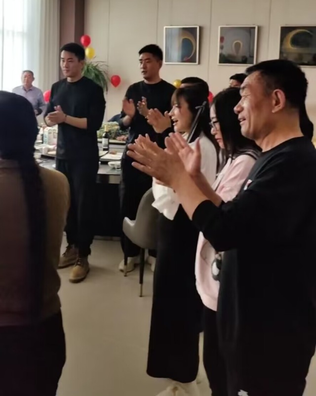 杨子母亲热闹过88大寿，前儿媳陶虹贴心帮切蛋糕，黄圣依避嫌缺席