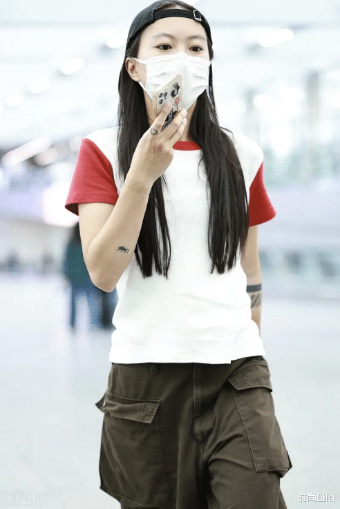 王菲长女窦靖童北京现身,长发飘飘浓浓少女感,风格转变认不出了