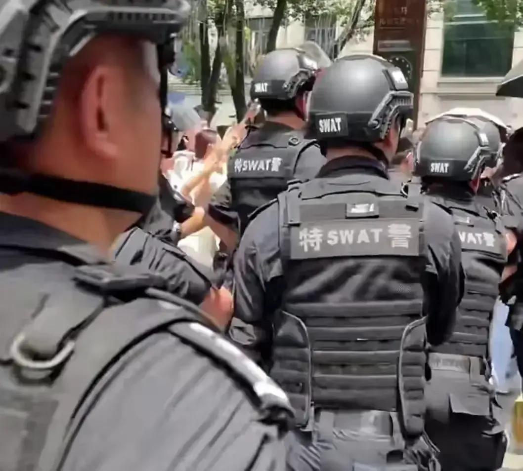 女明星商演,疑似几十位特警保驾护航惹争议,当地回应确有其事