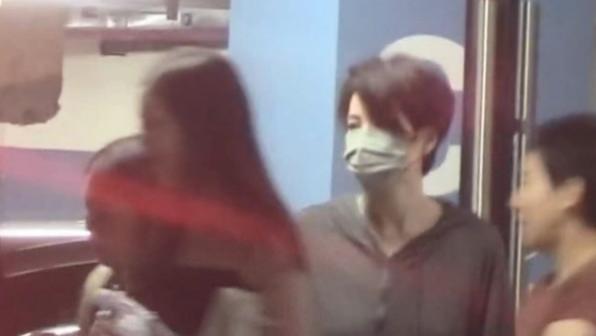 王菲携女儿回国聚会，弯腰驼背憔悴不少，李嫣吊带浓妆比妈美艳