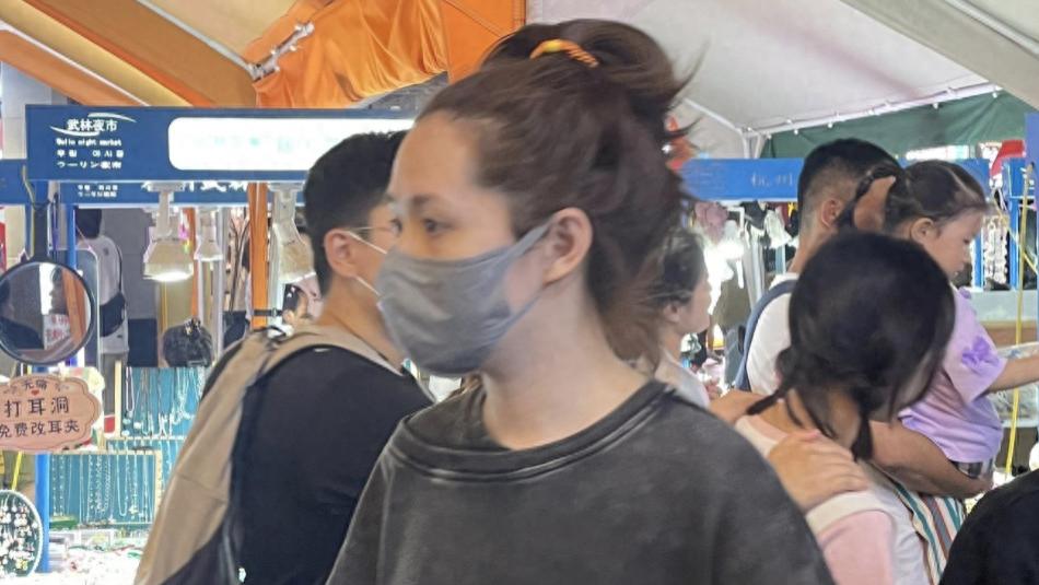 向佐夫妇武林夜市被偶遇，郭碧婷发型凌乱驼背接地气，女神气质全无