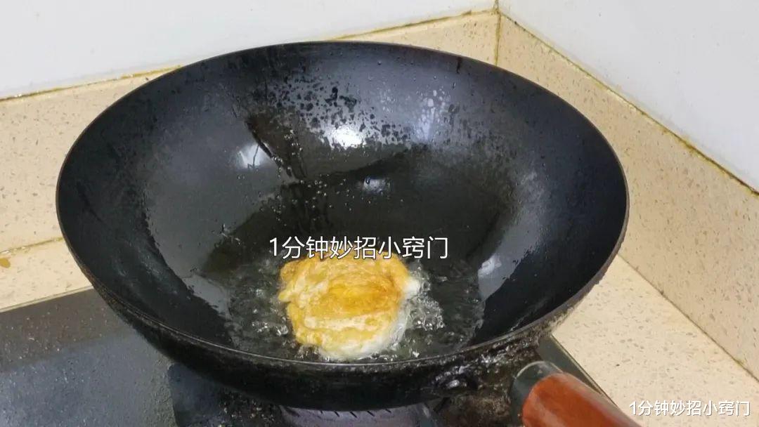 鸡蛋|应该用“冷油”还是“热油”来煎荷包蛋？怪不得老粘锅