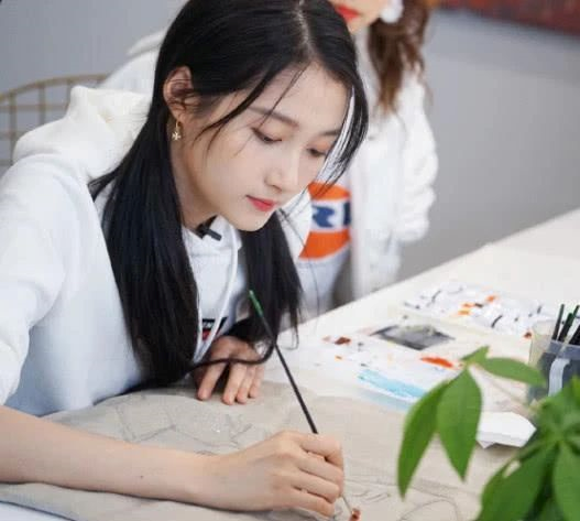 “关晓彤字体”入书法展了,不愧是北电第一名,听听内行人评价