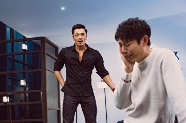 他出道18年不温不火,父亲是《新闻联播》主播,母亲是央视主播