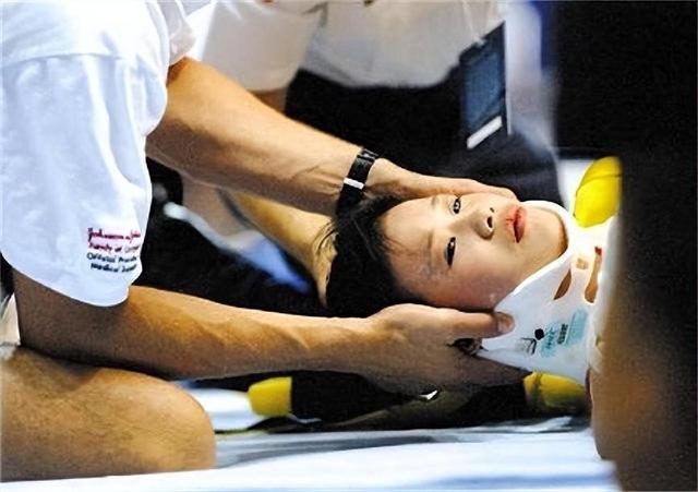 瘫痪25年桑兰近况:42岁仍白皙漂亮,嫁资产千万老公,儿子9岁