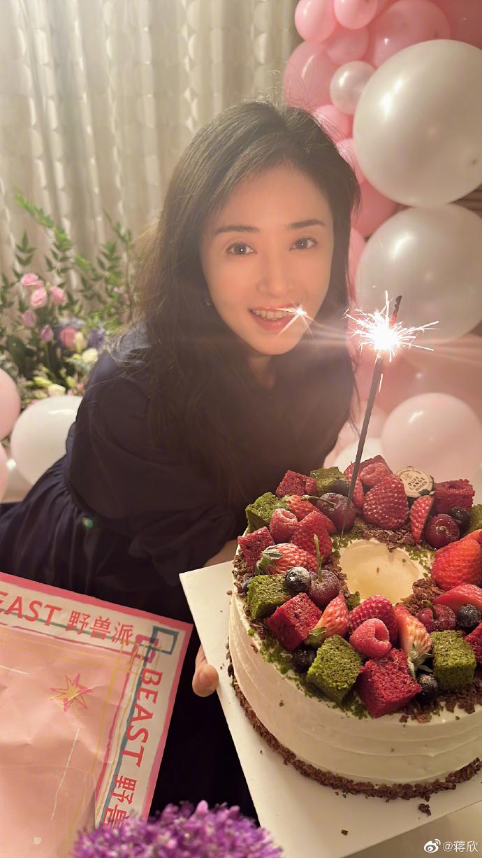 张天爱|40岁蒋欣晒生日现场照,穿束腰黑裙越来越瘦,脚背青筋超明显
