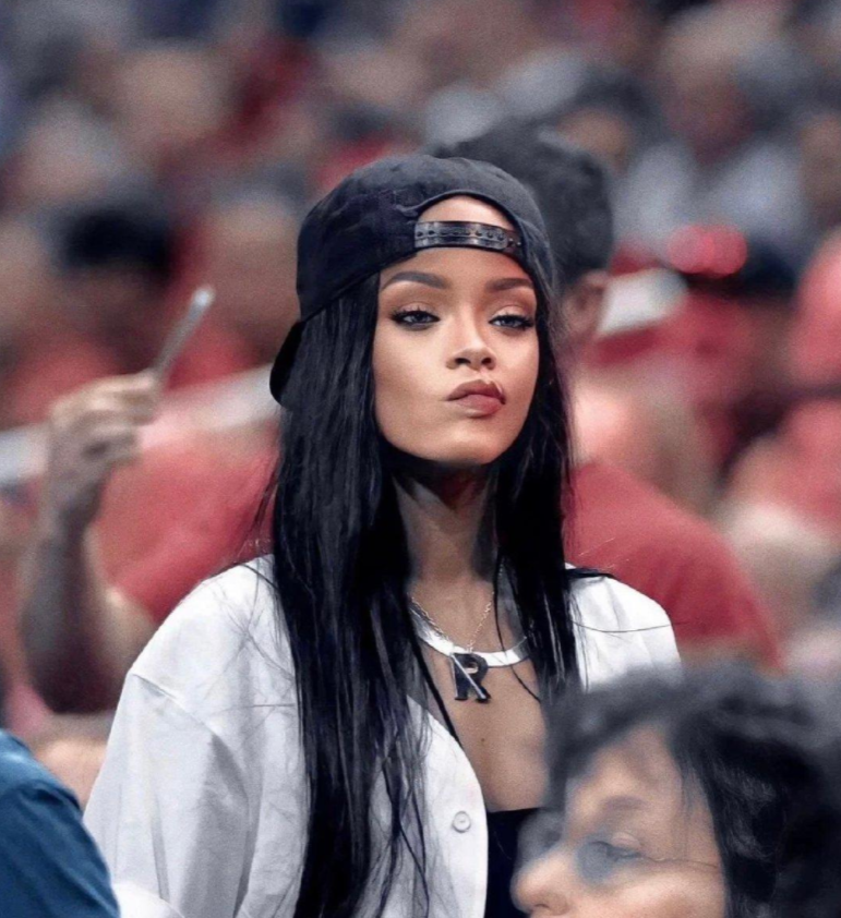 蕾哈娜|蕾哈娜为“超级碗”造势!穿蛇皮图案裙显丰满,产子后重回主业了