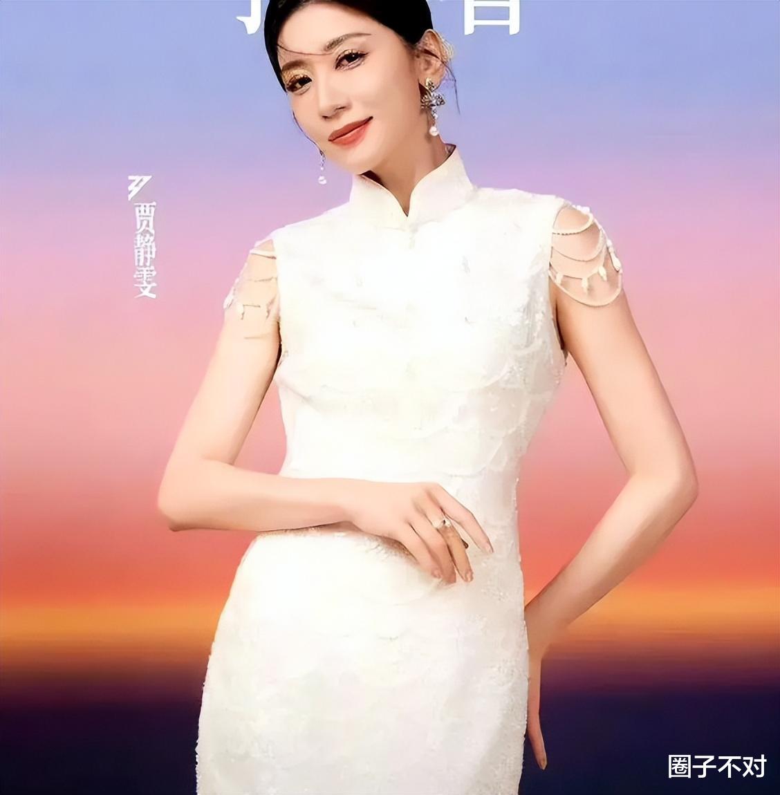 49岁贾静雯这身段也太绝了吧! 无袖白色旗袍, 优雅性感, 张扬高级!