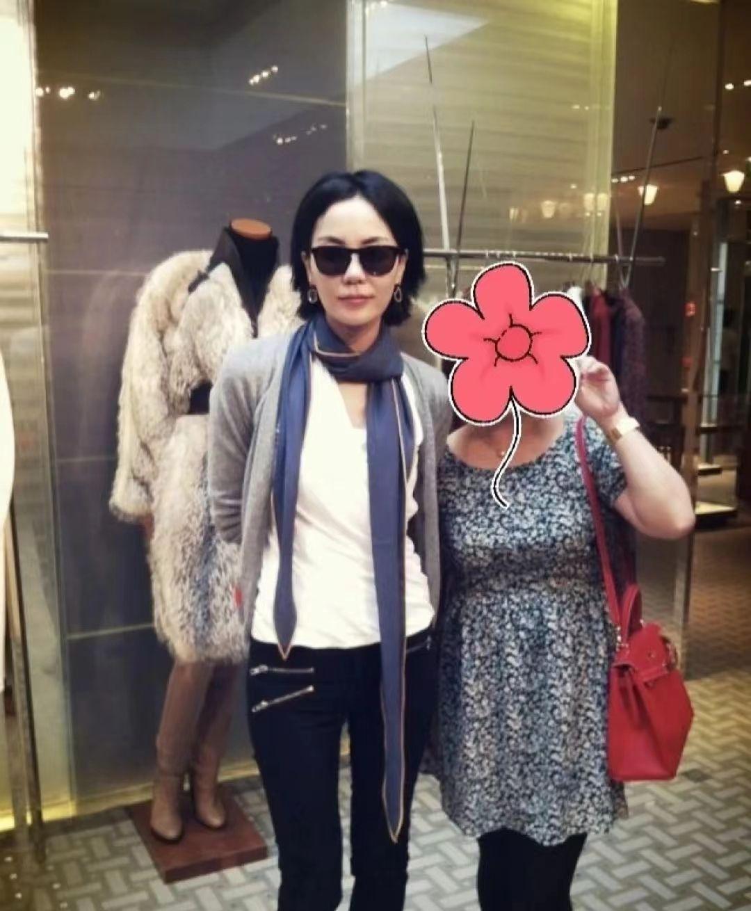 王菲|54岁王菲现身福建寺庙祈福!皮肤白到发光,身材姣好似年轻少女