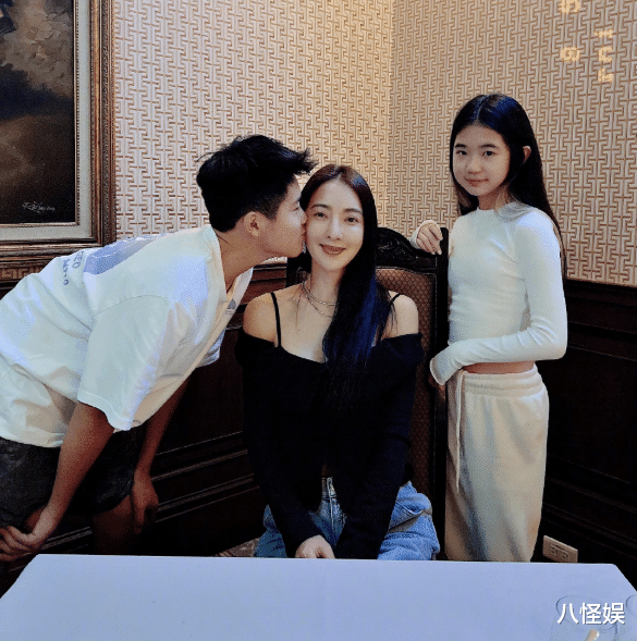 曹格前妻晒娃被指偏爱儿子，Joe给妈妈打工当模特，撞脸多位男星