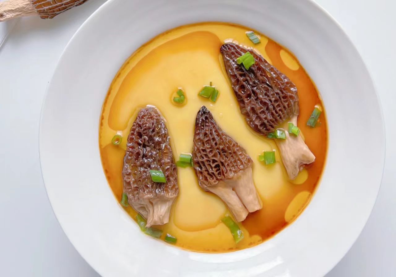 老得慢的女人，大多都爱吃8种食物，补充胶原蛋白，60岁都不显老